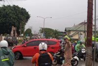 Hujan Tak Halangi Polantas Polres Melawi Atur Lalu Lintas Demi Keselamatan Pengguna Jalan
