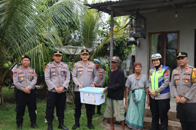Kapolres Ketapang AKBP Muhammad Harris Salurkan Bantuan Sembako untuk Lansia di Delta Pawan pada Bulan Ramadhan