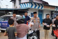 Kapolres Ketapang AKBP Muhammad Harris Bagikan Takjil kepada Pengendara di Bundaran Ale-Ale Saat Ramadhan