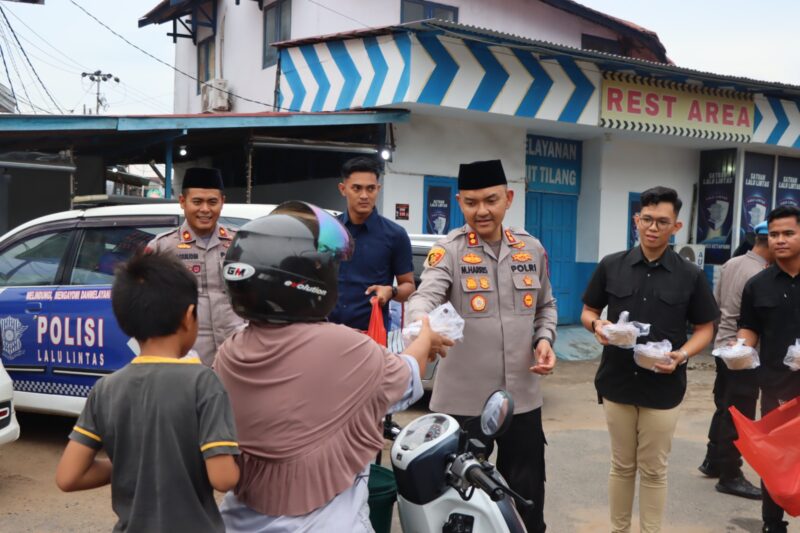 Kapolres Ketapang AKBP Muhammad Harris Bagikan Takjil kepada Pengendara di Bundaran Ale-Ale Saat Ramadhan