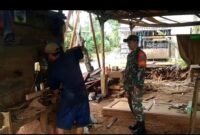 Pererat Silaturahmi dengan Warga, Sertu Luwiyanto Koramil 06/Selakau Komsos Bersama Pengrajin Mebel di Sambas