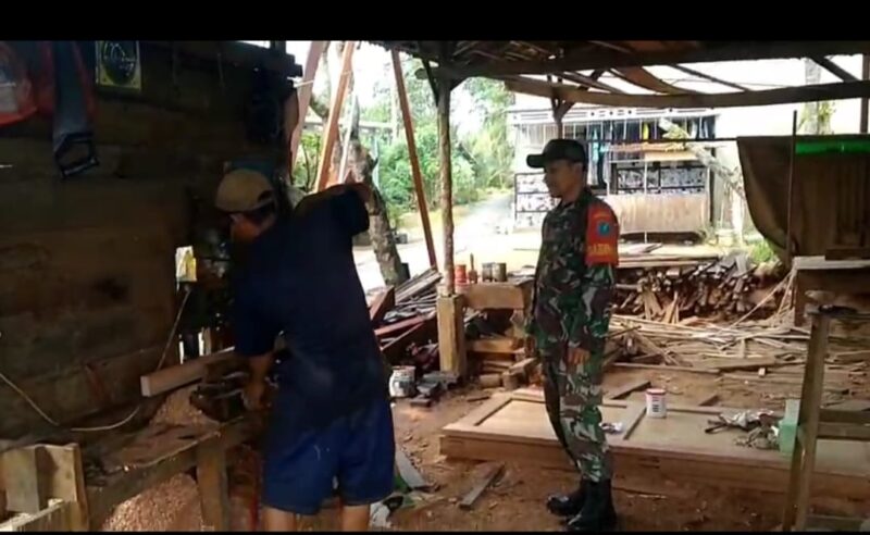 Pererat Silaturahmi dengan Warga, Sertu Luwiyanto Koramil 06/Selakau Komsos Bersama Pengrajin Mebel di Sambas
