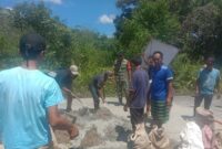 Pererat Kemanunggalan TNI-Rakyat, Babinsa Embaloh Hulu Gotong Royong Perbaiki Jalan Desa