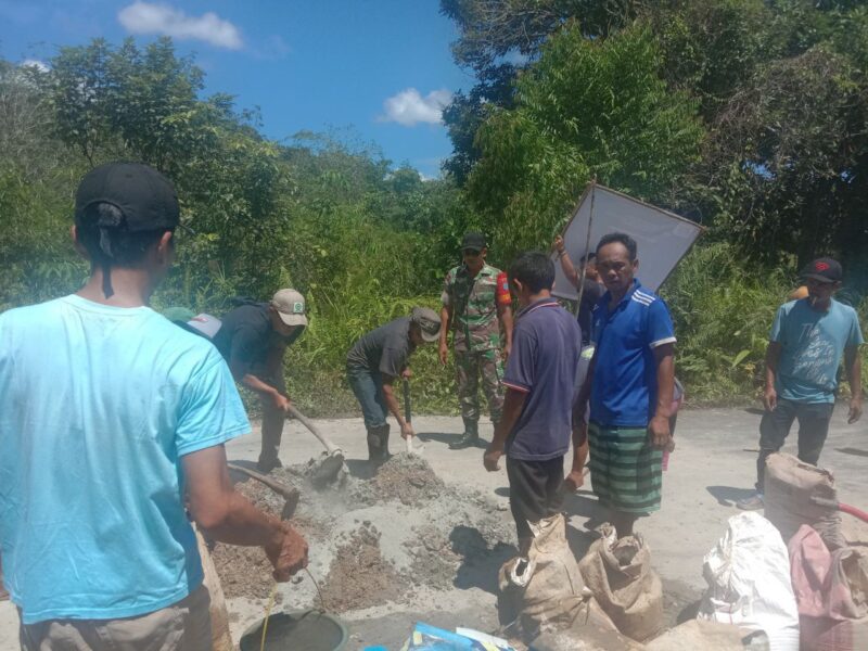Pererat Kemanunggalan TNI-Rakyat, Babinsa Embaloh Hulu Gotong Royong Perbaiki Jalan Desa