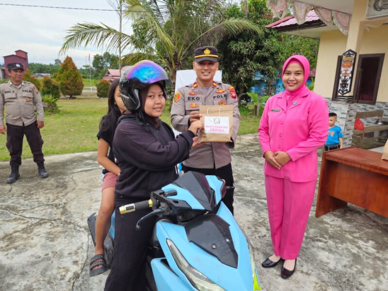 Ramadhan Penuh Berkah, IPTU Eko Kurniawan, S.H., M.H. Bersama Bhayangkari Kuala Behe Bagikan Takjil
