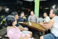 Patroli Malam Humanis, Polisi Polsek Sengah Temila Ngobrol Santai dengan Warga Jaga Kamtibmas