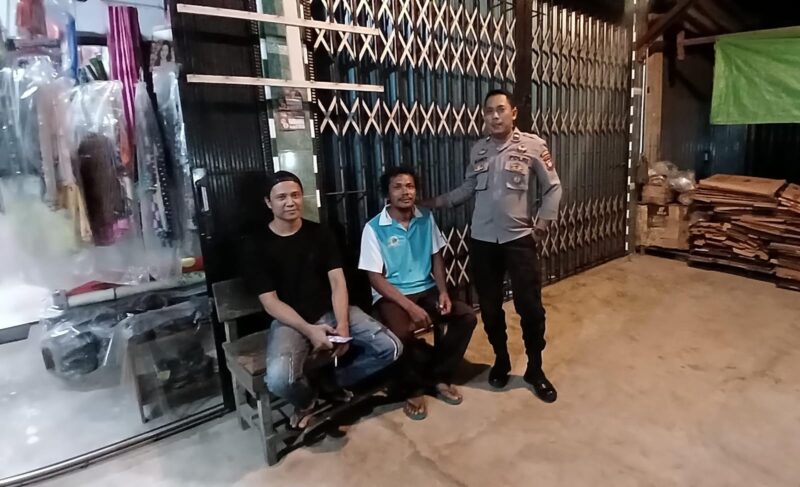 Patroli Malam Polsek Menjalin di Pasar Menjalin, Aipda Slamet D. dan Brigpol Viter S. Jaga Kamtibmas