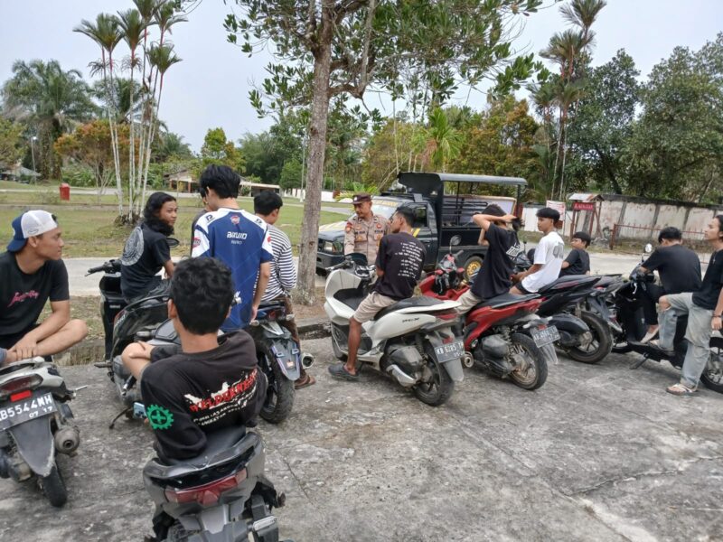 Patroli Polsek Mandor, Polisi Ingatkan Pemuda Bahaya Balap Liar di Jalan Raya