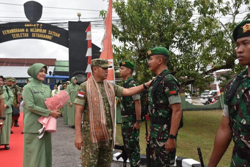 Pangdam XII/Tpr Mayjen TNI Novi Rubadi Sugito Berikan Arahan kepada Prajurit “Petarung Kapuas” di Yonif 642/Kapuas