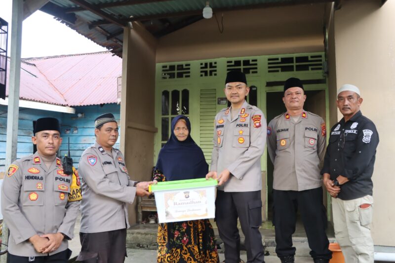 Kapolres Ketapang AKBP Muhammad Harris Berbagi Sembako untuk Lansia di Kelurahan Tengah pada Ramadhan 1447 H