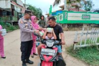 Aksi Sosial Ramadhan, Polsek Menukung dan Bhayangkari Berbagi Takjil di Melawi