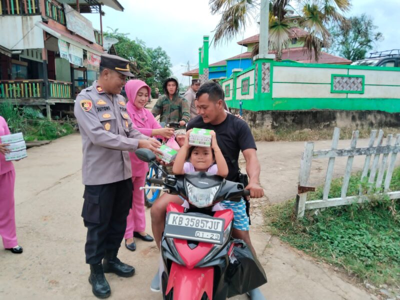 Aksi Sosial Ramadhan, Polsek Menukung dan Bhayangkari Berbagi Takjil di Melawi