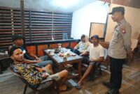 Sapa Warga Saat Nongkrong, Polisi Mandor Ingatkan Bahaya Kejahatan Malam
