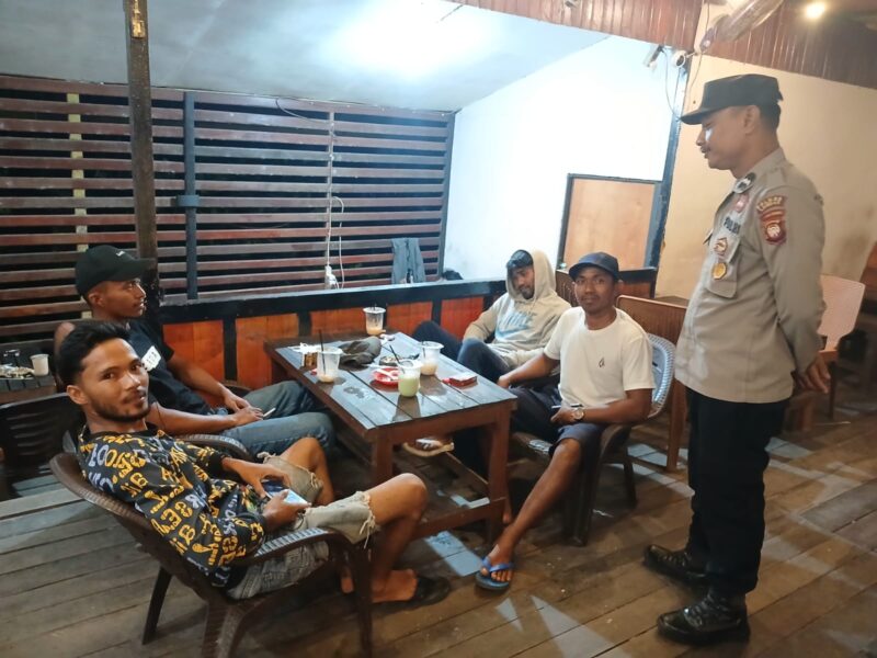 Sapa Warga Saat Nongkrong, Polisi Mandor Ingatkan Bahaya Kejahatan Malam