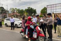 HUT Ke-84 Sabhara, Polisi Melawi Hadir Humanis Berbagi Takjil di Jalan
