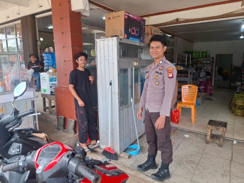 Aipda Anuar Sadat dan Brigpol Goliat Fran Alipa Sambangi Warga Tali Amas, Polsek Kuala Behe Perkuat Kamtibmas