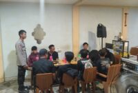 Patroli Humanis Polsek Sengah Temila Sambangi Pemuda Nongkrong, Sampaikan Pesan Kamtibmas