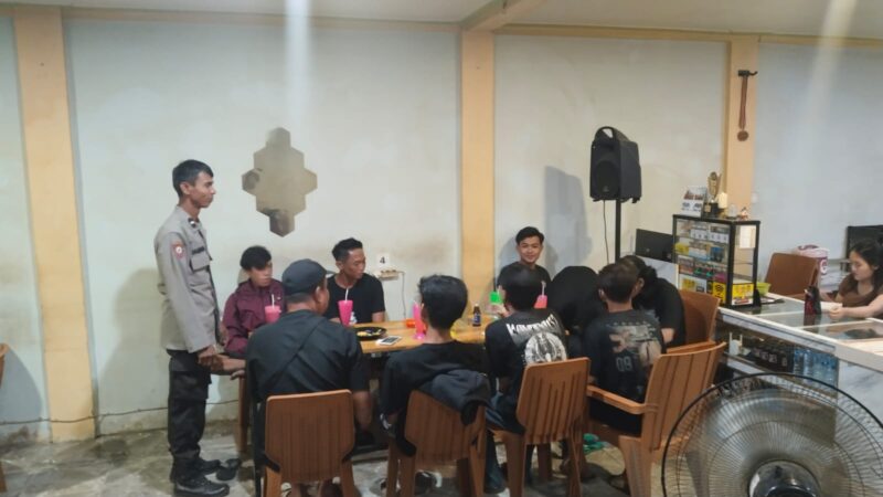 Patroli Humanis Polsek Sengah Temila Sambangi Pemuda Nongkrong, Sampaikan Pesan Kamtibmas