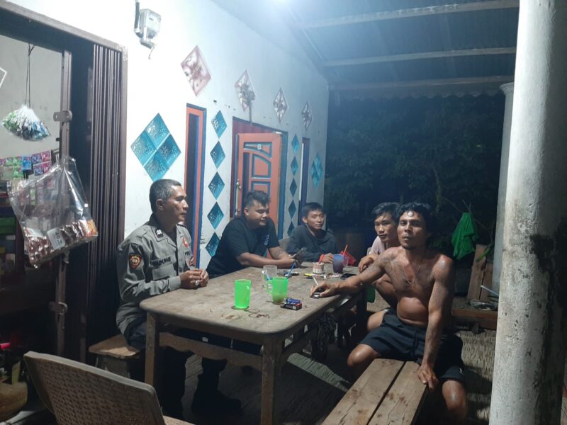 Patroli Malam Humanis Polsek Mandor Sambangi Warga Nongkrong di Warung, Sampaikan Pesan Kamtibmas