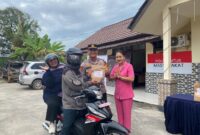Aksi Humanis Kapolsek Mandor IPDA Bernadus Didy Kusnadi, S.H., M.H. Bagikan Takjil Ramadan untuk Pengendara