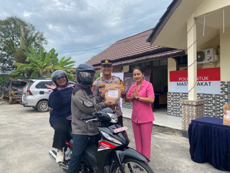 Aksi Humanis Kapolsek Mandor IPDA Bernadus Didy Kusnadi, S.H., M.H. Bagikan Takjil Ramadan untuk Pengendara
