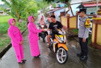 Polsek Sokan dan Bhayangkari Bagikan Takjil Ramadhan untuk Pengendara