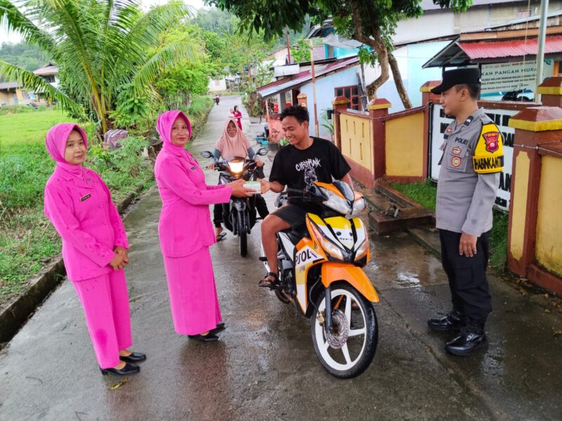 Polsek Sokan dan Bhayangkari Bagikan Takjil Ramadhan untuk Pengendara