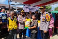 Kapolres Landak Hadiri Pasar Murah Polsek Ngabang, Warga Antusias Antre Sejak Pagi