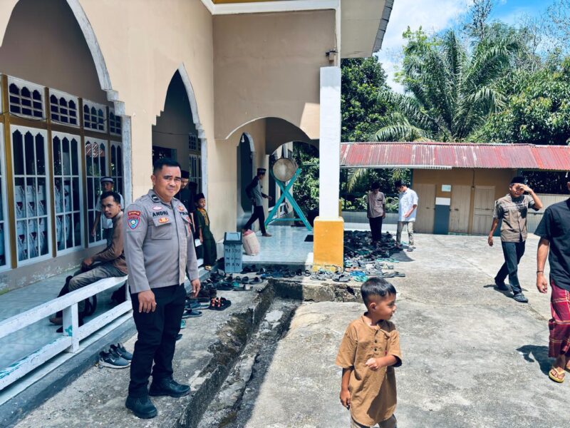 Hadirkan Rasa Aman Saat Warga Sholat Jumat, Polsek Kuala Behe Lakukan Pengamanan di Masjid Nurul Iman