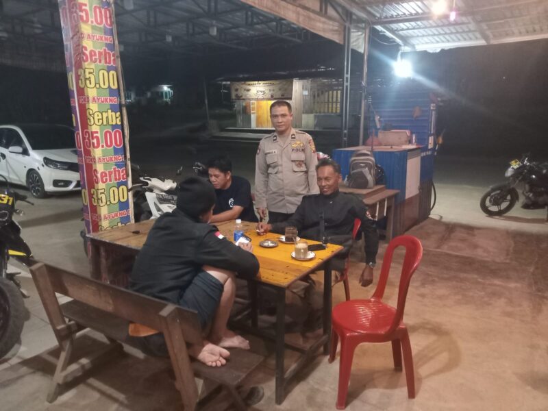 Patroli Malam Polsek Sengah Temila Humanis, Polisi Sapa Warga dan Jaga Kamtibmas