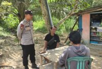Panas Tak Halangi Tugas, Polisi Sambangi Warga Jaga Keamanan