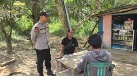 Panas Tak Halangi Tugas, Polisi Sambangi Warga Jaga Keamanan