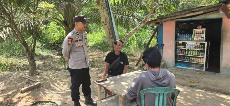 Panas Tak Halangi Tugas, Polisi Sambangi Warga Jaga Keamanan