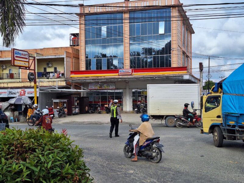 Pengamanan Lebaran 2026, Polres Sintang Kendalikan Lalu Lintas di Kawasan Tugu Jam