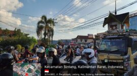 Kendaraan Mengular di Tugu Jam Sintang, Petugas Terapkan Sistem Buka-Tutup
