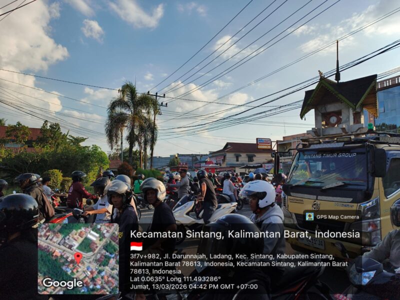 Kendaraan Mengular di Tugu Jam Sintang, Petugas Terapkan Sistem Buka-Tutup