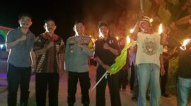 Kapolsek Menjalin Pastikan Pawai Obor Salawat di Sepahat Berlangsung Kondusif