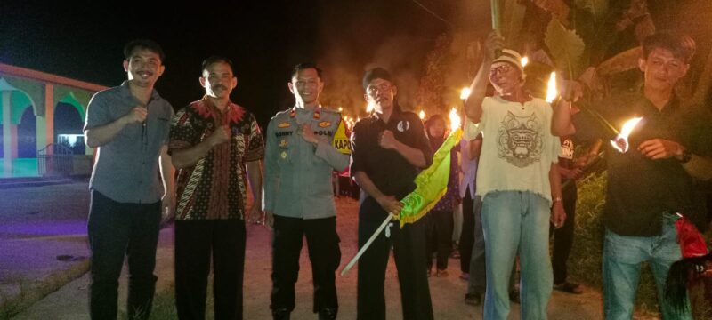 Kapolsek Menjalin Pastikan Pawai Obor Salawat di Sepahat Berlangsung Kondusif