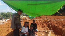 Pendekatan Humanis Polsek Sebangki, Polisi Berbaur dengan Warga yang Sedang Bekerja