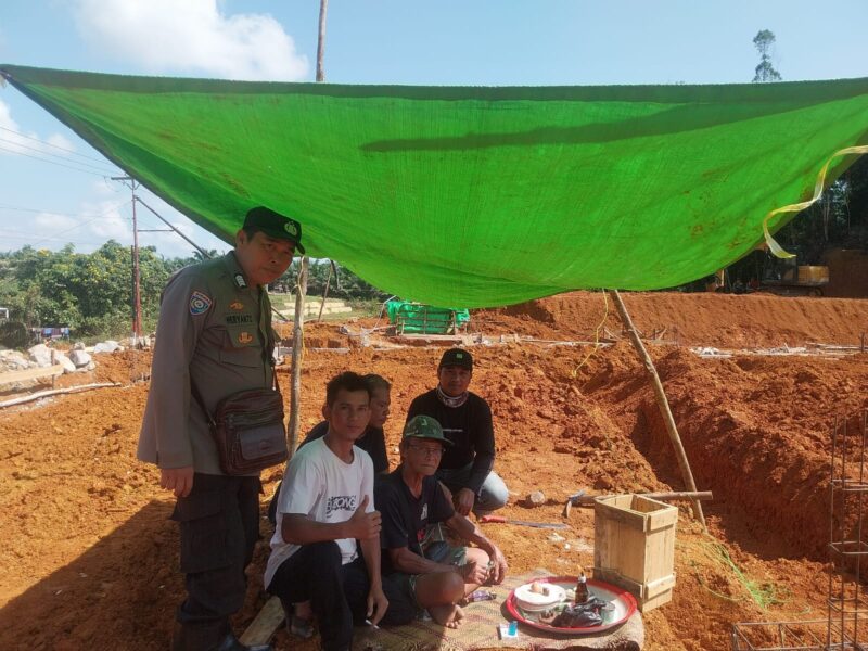 Pendekatan Humanis Polsek Sebangki, Polisi Berbaur dengan Warga yang Sedang Bekerja