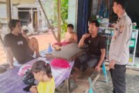 Dengan Senyum Ramah, Personel Polsek Sengah Temila Sambangi Warga dan Sampaikan Imbauan Kamtibmas