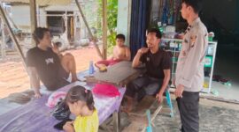 Dengan Senyum Ramah, Personel Polsek Sengah Temila Sambangi Warga dan Sampaikan Imbauan Kamtibmas