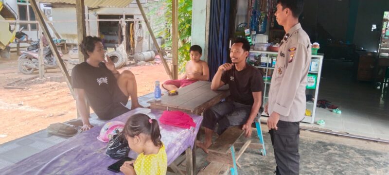 Dengan Senyum Ramah, Personel Polsek Sengah Temila Sambangi Warga dan Sampaikan Imbauan Kamtibmas