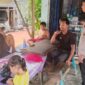 Dengan Senyum Ramah, Personel Polsek Sengah Temila Sambangi Warga dan Sampaikan Imbauan Kamtibmas