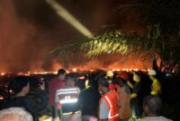 Personel Pamapta I Polres Ketapang Sigap Tangani Kebakaran Mess GOR PT. Suka Jaya Makmur