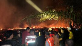 Personel Pamapta I Polres Ketapang Sigap Tangani Kebakaran Mess GOR PT. Suka Jaya Makmur