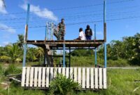 TNI dan Warga Bersatu Rehab Poskamling di Teluk Keramat Sambas