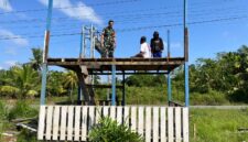 TNI dan Warga Bersatu Rehab Poskamling di Teluk Keramat Sambas