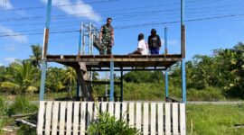 TNI dan Warga Bersatu Rehab Poskamling di Teluk Keramat Sambas