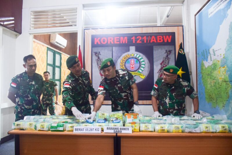 Satgas Pamtas RI-Malaysia Sita 51 Paket Sabu dari Jalur Perbatasan Kalbar